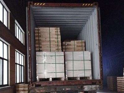 Nova godina, novi koluti – Večernja isporuka velikih drvenih bubnjeva za kabe...